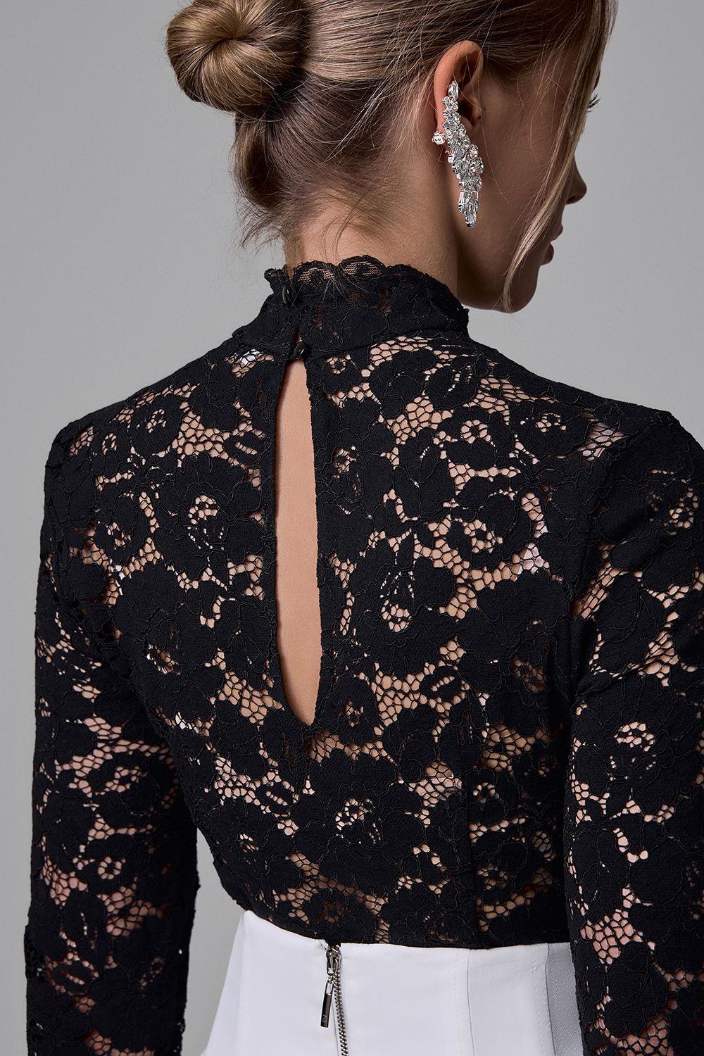 Blusa de encaje con cuello alto