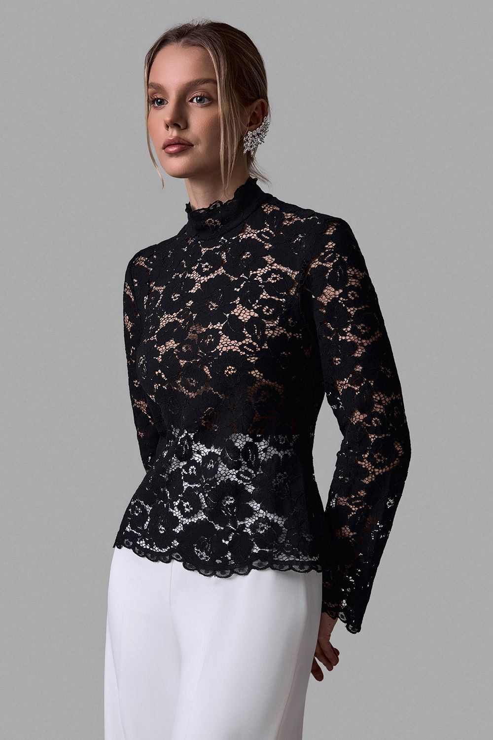 Blusa de encaje con cuello alto