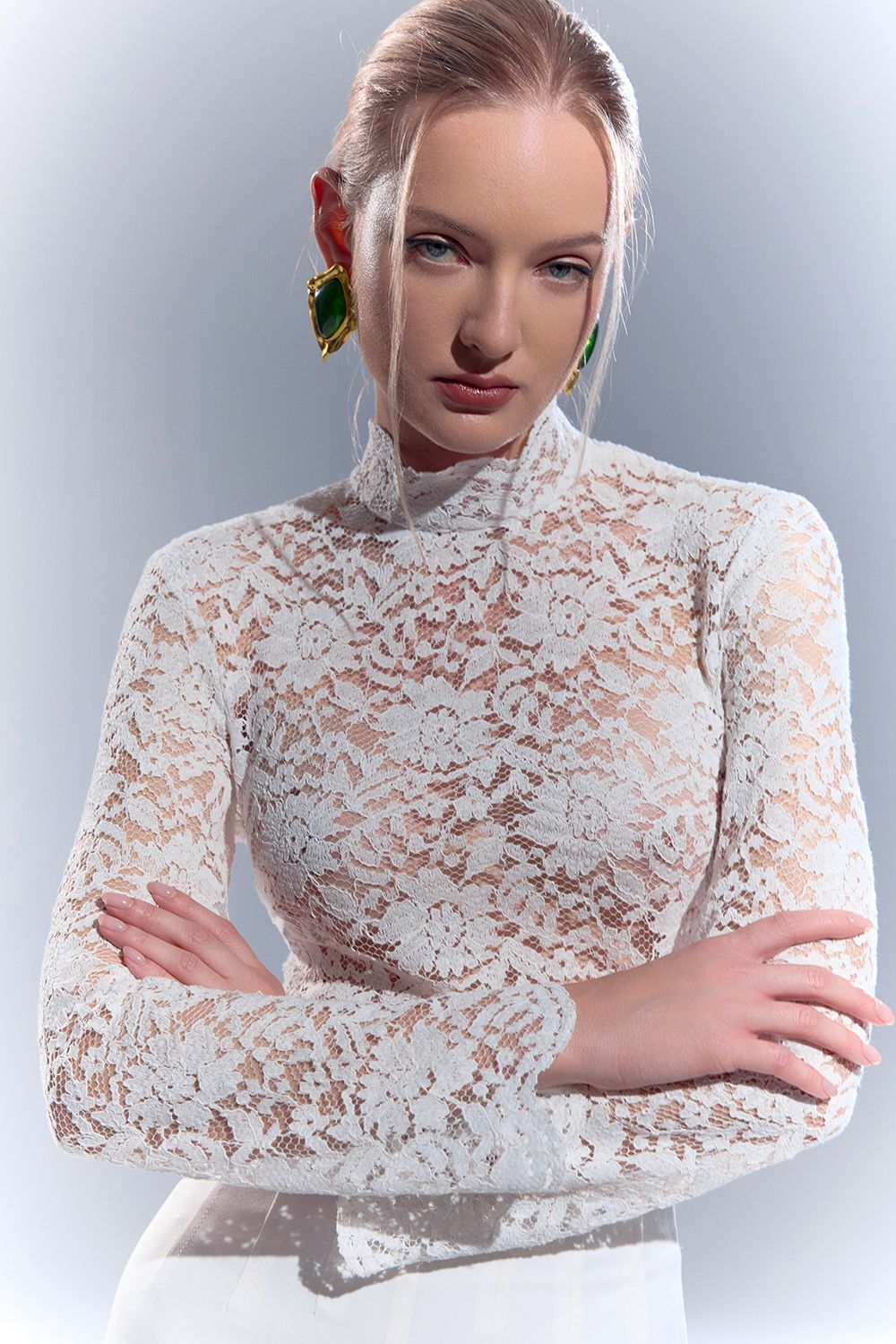 Blusa de encaje con cuello alto