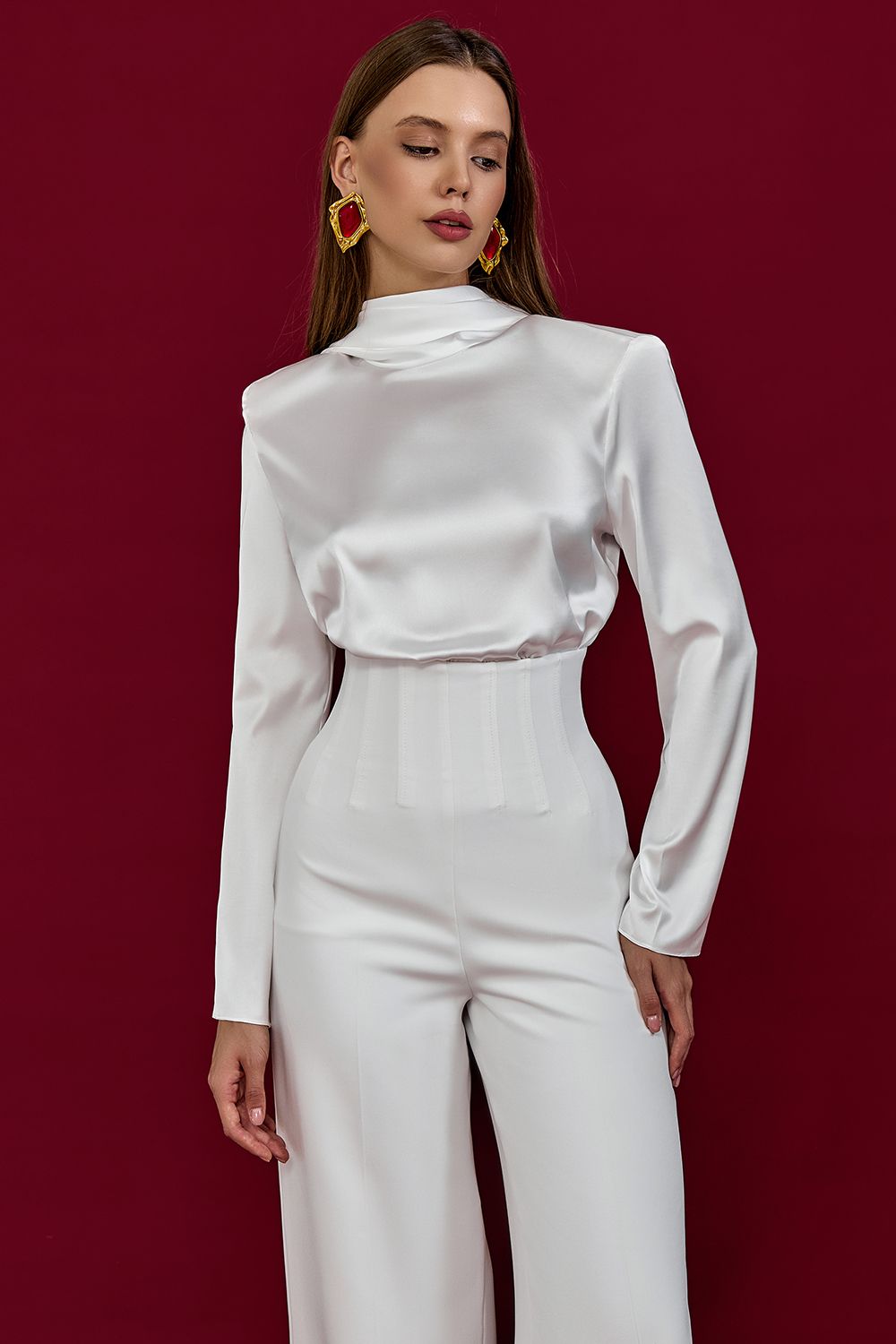 Blusa de satén con espalda abierta y drapeado.